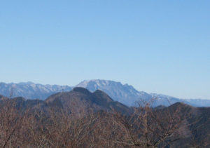 関八州見晴台から見た両神山（手前に二子山）