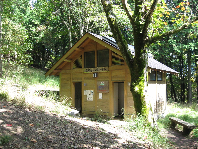 武甲山山頂にある公衆トイレの写真