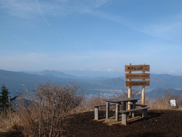杓子山山頂のテーブルベンチ