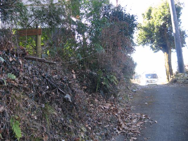 戸倉城山の登山道入り口の写真