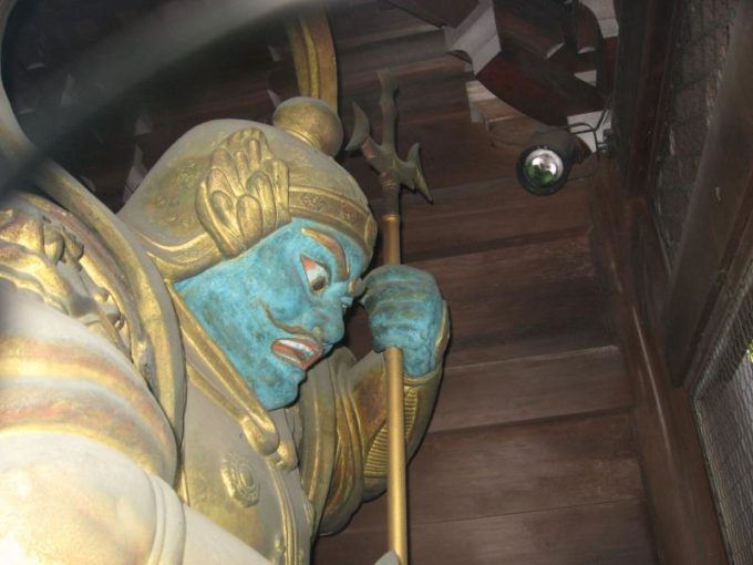 薬王院の門にある青い顔の像