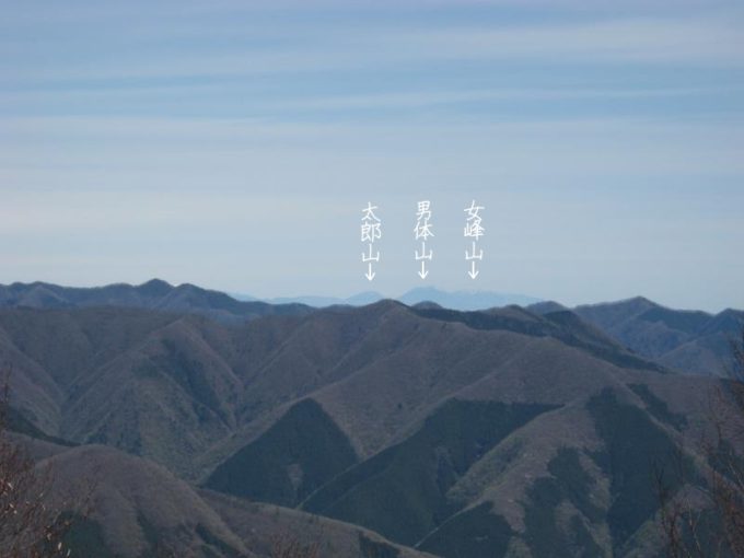 三頭山（西峰）から日光の男体山等の眺め