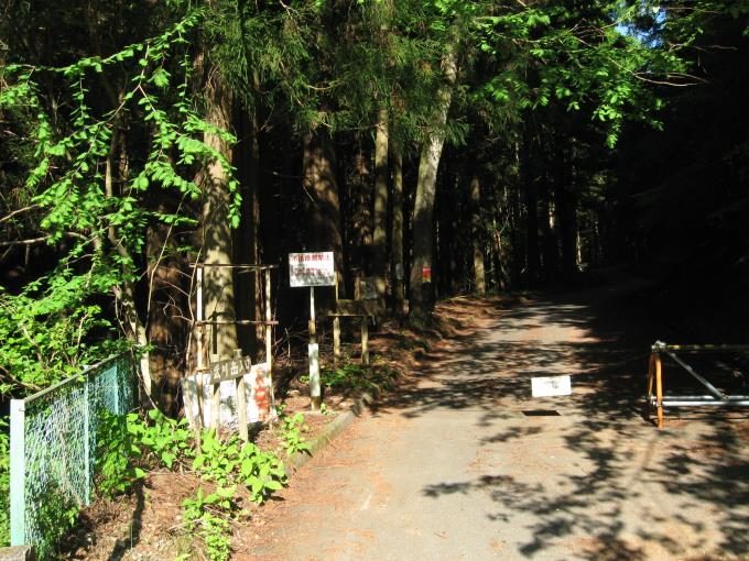 武川岳へ続く林道の入口