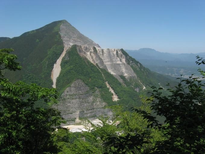 焼山山頂から見た武甲山