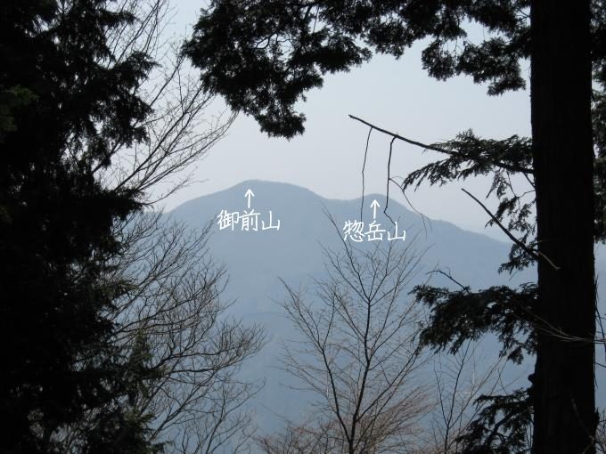 本仁田山山頂から見た御前山