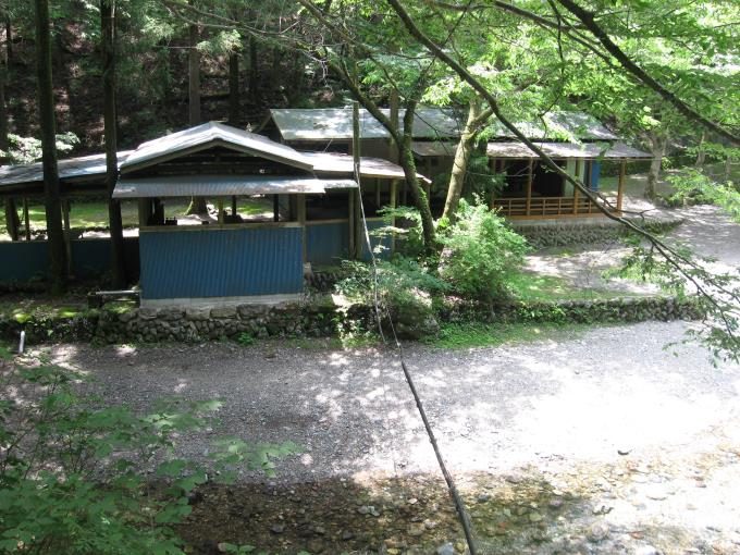 大規模なキャンプ場で川沿いには多くの施設があります。