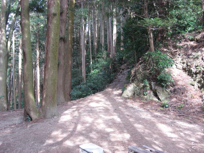 景信山への登山道入口