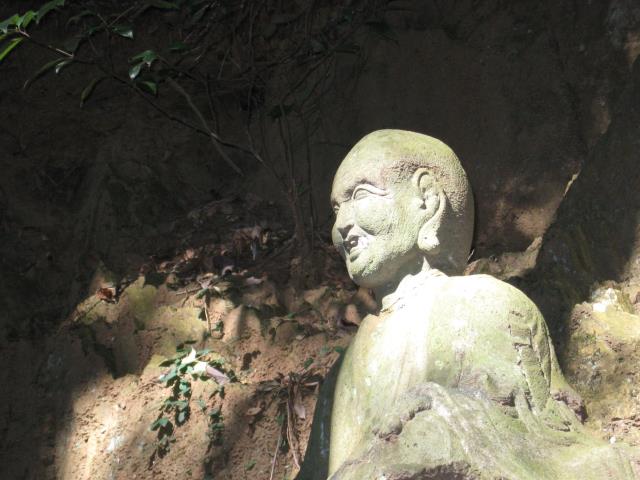 岩肌に置かれた羅漢像