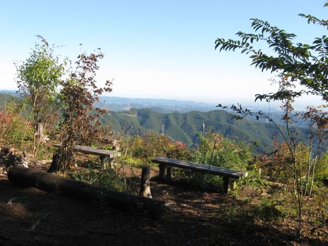 麻生山山頂にあるベンチ
