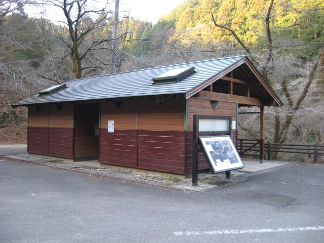 鎌北湖第一駐車場内の公衆トイレ