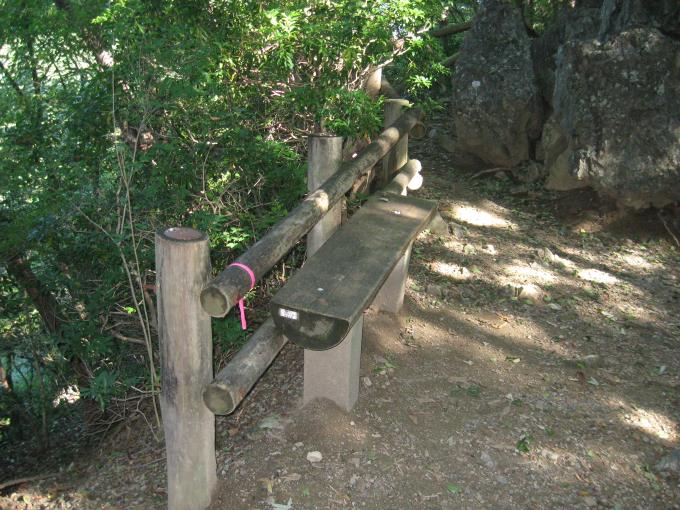岩茸石前に設置されたベンチ