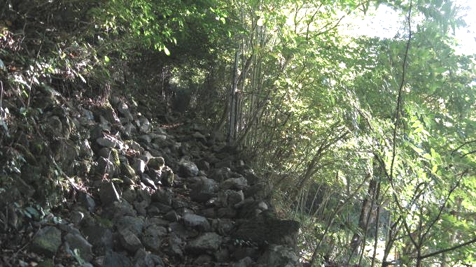 石の多い登山道