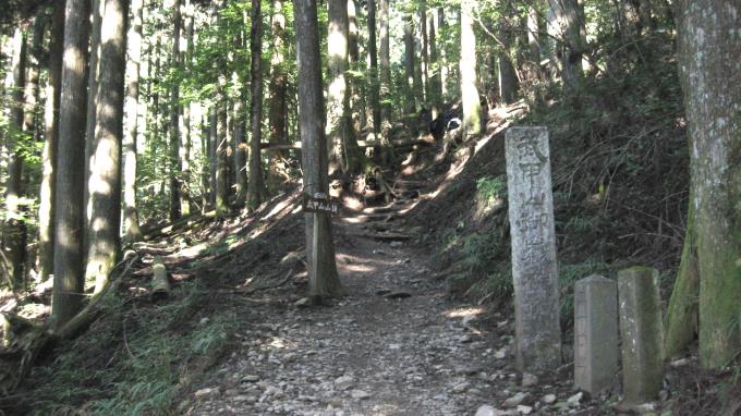 武甲山御嶽神社参道の石柱