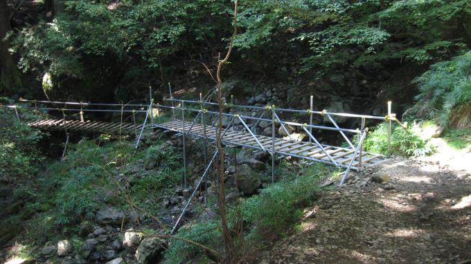 鉄パイプで補強された橋