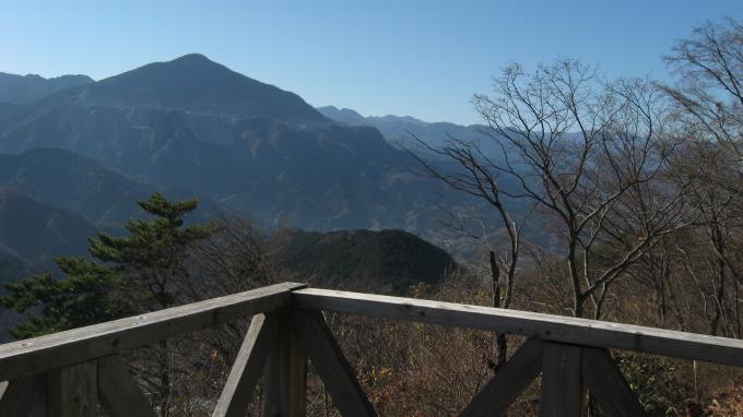 展望デッキより武甲山を眺める