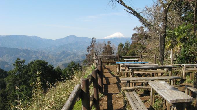 景信山テーブルベンチと富士山