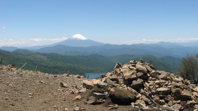 雷石前の広場から見た富士山