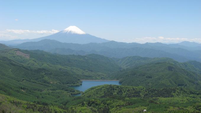 雷岩からの富士山と大菩薩湖