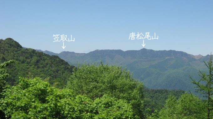 ベンチからみた唐松尾山と笠取山