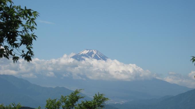 雲から顔を出した富士山のアップ