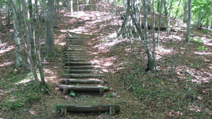 ムカシリ峠の先の階段
