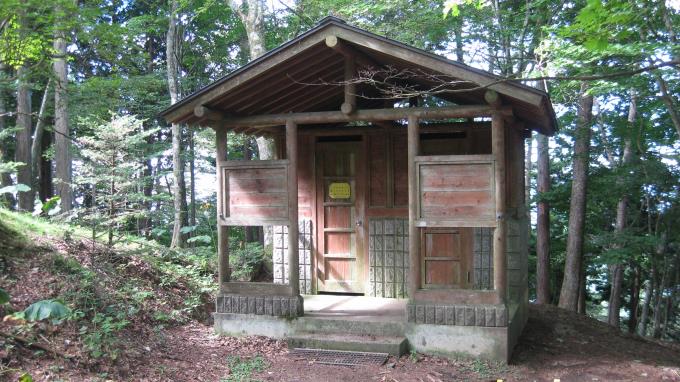 鷹ノ巣山避難小屋横トイレ