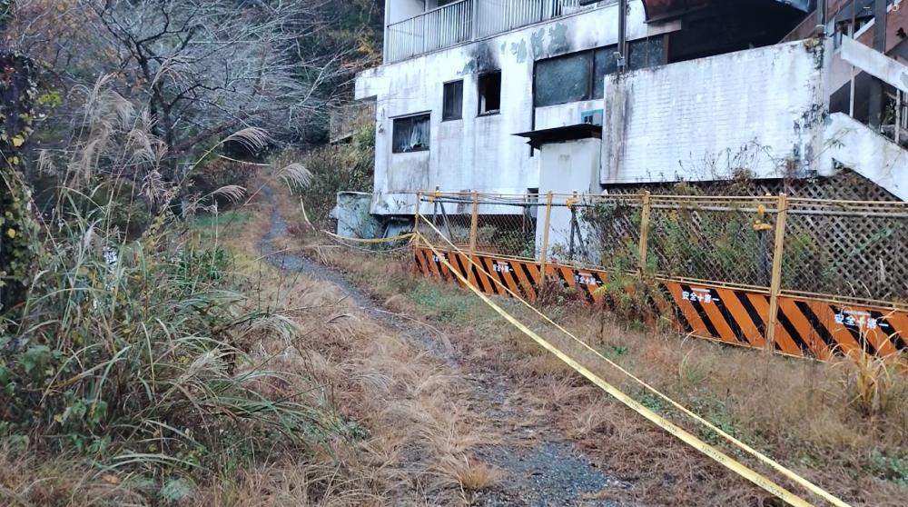 廃ホテル横の登山道