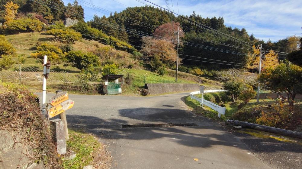 林道と舗装道路の合流点