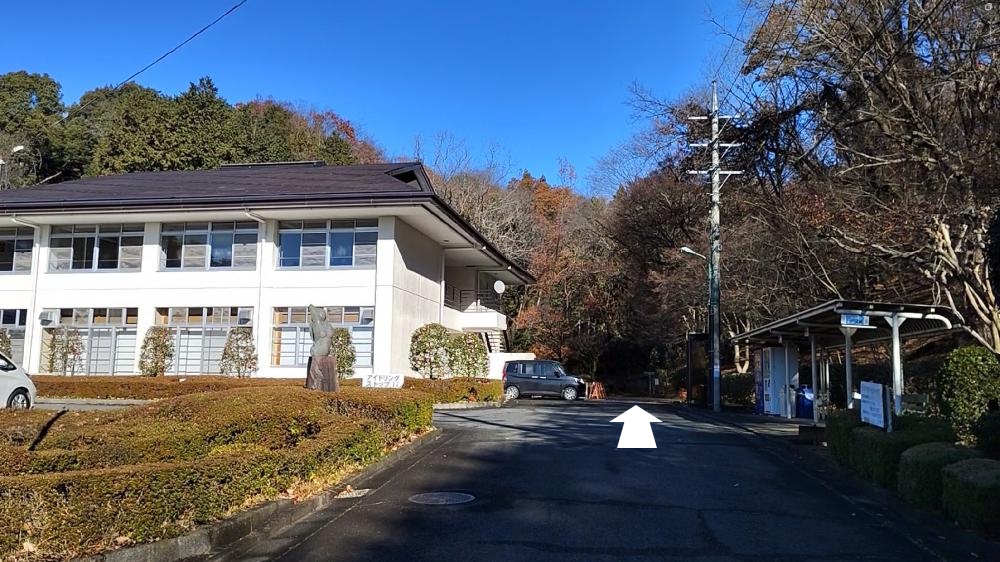 駐車場から登山口へ